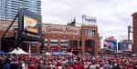 Exterior del Cardinals Nation durante un evento con multitud y estructura del estadio al fondo
