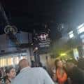 Interior del local con ambiente nocturno y público asistiendo a un evento