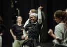 Danza contemporánea en el escenario con iluminación dramática