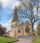 Vista exterior de la iglesia St Helen's en Stapleford con su torre y aguja gótica
