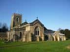 Fachada principal de la iglesia St Helen's en Selston bajo cielo despejado