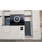 Fachada exterior del Reformer Studio en Birmingham con letrero visible