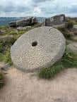 Molino de piedra antiguo en el paisaje de Longshaw Estate
