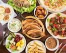 Platos variados de comida brasileña servidos en la mesa