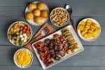 Comida brasileña dispuesta en platos sobre una mesa