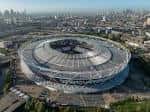 Vista aérea del London Stadium con su estructura ovalada y tejado característico
