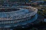 Detalle de la fachada exterior del estadio con su armazón metálico blanco