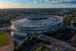 Panorámica del London Stadium al atardecer con vista a la ciudad de fondo