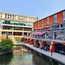 Vista exterior del AC Hotel Birmingham con fachada moderna junto al canal