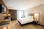 Habitación estándar del hotel con cama doble y decoración contemporánea