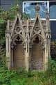 Detalle arquitectónico gótico en el cementerio