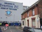 Fachada exterior del estadio con el letrero 'Everton FC Home of the Blues'