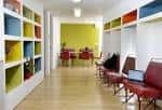 Interior del espacio de coworking con estanterías coloridas y zona de trabajo