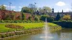 Lago con fuente y jardines en Roundhay Park