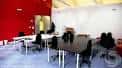 Interior de una sala de conferencias con mesas y sillas dispuestas para eventos
