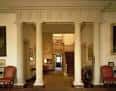 Interior del Cliveden con columnas clásicas y mobiliario histórico