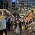 Interior del Uptown Beer Garden decorado con luces navideñas y gente socializando