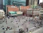 Plaza central de Market Square en Pittsburgh con personas caminando y edificios alrededor