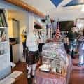 Interior del food hall con mostradores de comida y grandes ventanales