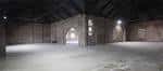 Espacio vacío del Gas Street Central con techos altos y paredes de ladrillo, listo para ser configurado para eventos