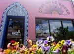Fachada de Stay Gold Books con flores en primer plano
