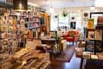 Interior acogedor de la librería con estanterías y zona de lectura