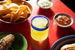 Mesa con comida típica mexicana y bebidas en Cantina Los Caballitos