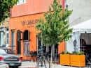 Fachada exterior de Cantina Los Caballitos con decoración naranja