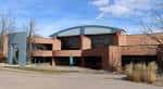 Fachada principal del edificio del Arvada Center en día soleado