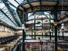 Interior del mercado mostrando la arquitectura histórica y los puestos vacíos