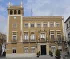 Fachada principal del edificio de la Escuela de Artes con arquitectura clásica y ventanas grandes