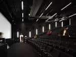 Interior del auditorio con butacas modernas y sistema de iluminación profesional