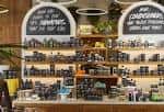Interior de Lush HairLab Brighton mostrando estanterías con productos y carteles decorativos