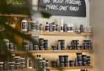 Detalle de estantería con productos de cuidado capilar en Lush HairLab Brighton