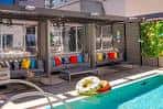 Piscina exterior con tumbonas y decoración colorida en el Moxy Atlanta Midtown