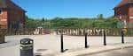 Entrada principal de Broxtowe Country Park con letrero 'WELCOME TO COUNTRY PARK' y edificios laterales