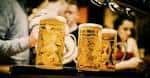 Primer plano de jarras de cerveza servidas en el bar