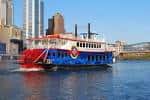 Barco Gateway Clipper en movimiento frente al centro urbano de Pittsburgh