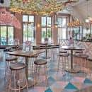 Interior del restaurante Slug & Lettuce con mesas y sillas en Market Square