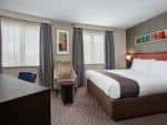 Habitación estándar del Holiday Inn Belfast City Centre con cama doble y escritorio