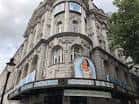 Fachada exterior del Novello Theatre en Aldwych, Londres, con detalles arquitectónicos clásicos