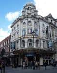 Fachada del teatro desde una perspectiva ligeramente diferente, con detalles arquitectónicos visibles