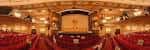 Interior del auditorio del Gielgud Theatre, con butacas rojas y escenario iluminado