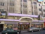 Fachada exterior del Duchess Theatre durante el día con entrada principal y rótulos de obras en cartelera