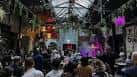 Interior del club Electrowerkz con público y escenario iluminado