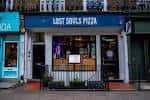 Fachada exterior del restaurante Lost Souls Pizza en Camden, Londres