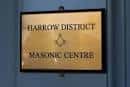 Placa exterior con el nombre 'Harrow District Masonic Centre'