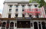 Fachada exterior del St. Martin's Theatre en Londres con letrero iluminado
