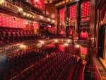 Interior del teatro desde la perspectiva de la platea hacia el escenario