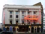 Exterior del edificio del teatro durante el día con detalles arquitectónicos clásicos